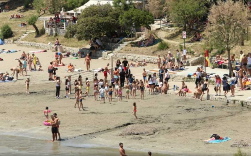 Ženu udario grom na splitskoj plaži, pomoć odmah stigla
